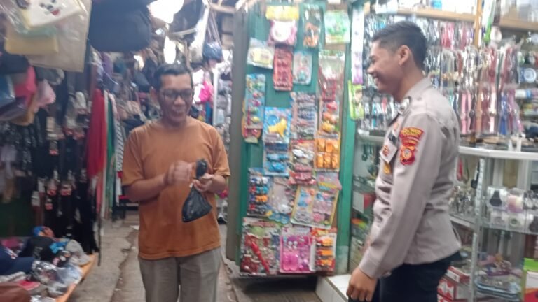Cipkon Kamtibmas Ruang Publik, Polsek Rajadesa Polres Ciamis Patroli Turun ke Pasar Rajadesa