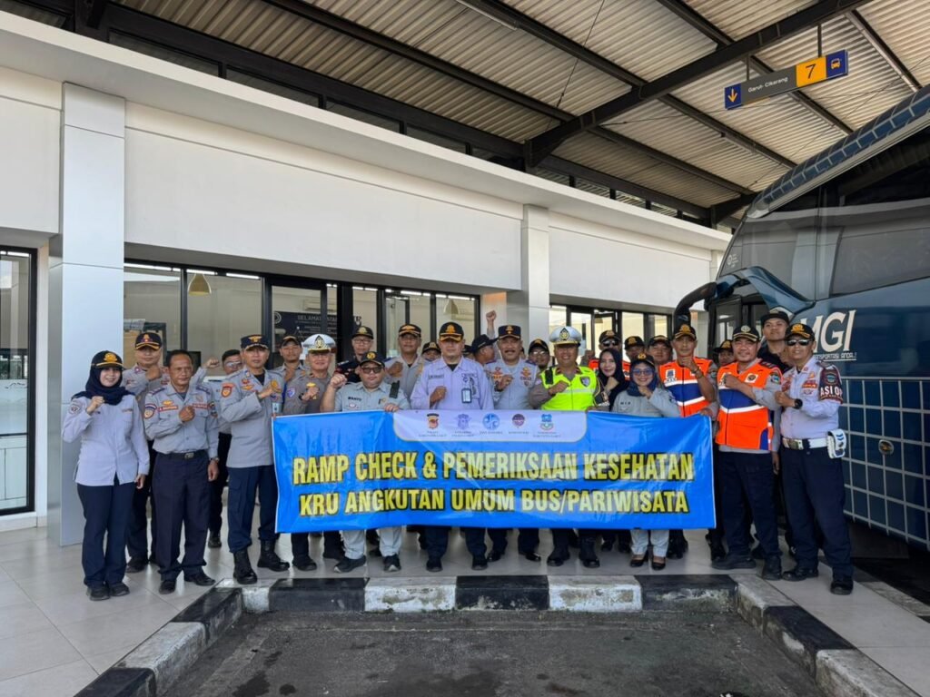 Polres Garut Laksanakan Ramp Check Bus dan Pemeriksaan Kesehatan Kru di Terminal Guntur