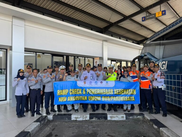 Polres Garut Laksanakan Ramp Check Bus dan Pemeriksaan Kesehatan Kru di Terminal Guntur
