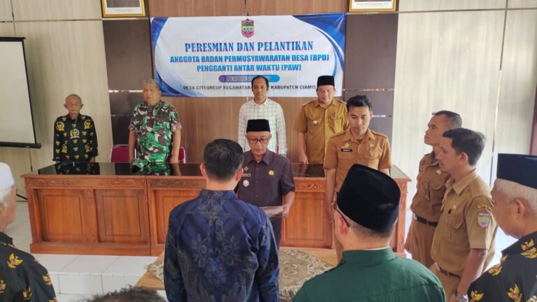 Sinergitas Polri dan Pemerintah, Polsek Kawali Hadiri Pelantikan Perangkat Desa Citeureup