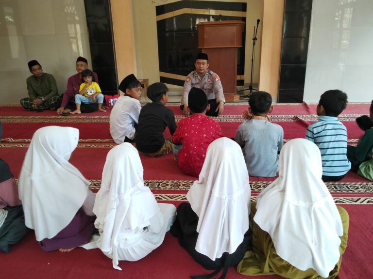 Polsek Cisaga Polres Ciamis Hadiri Di Program Pesaantren Kilat di MI 1 Cisaga