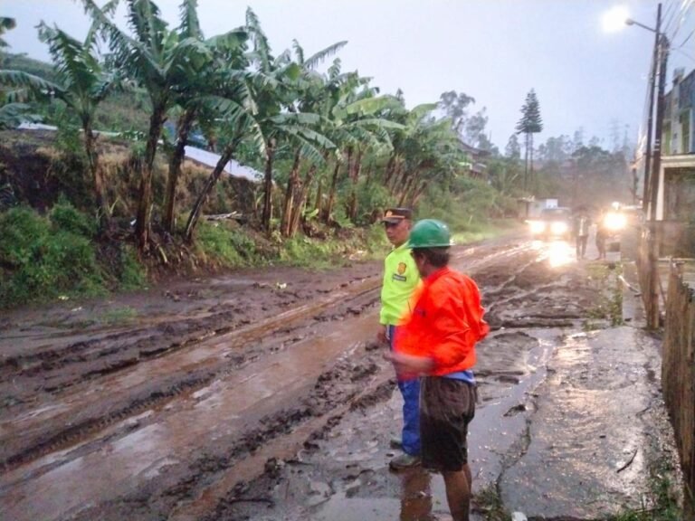 Polsek Pasirwangi dan Unsur Forkopimcam Sigap Tanggapi Bencana Hidrometeorologi