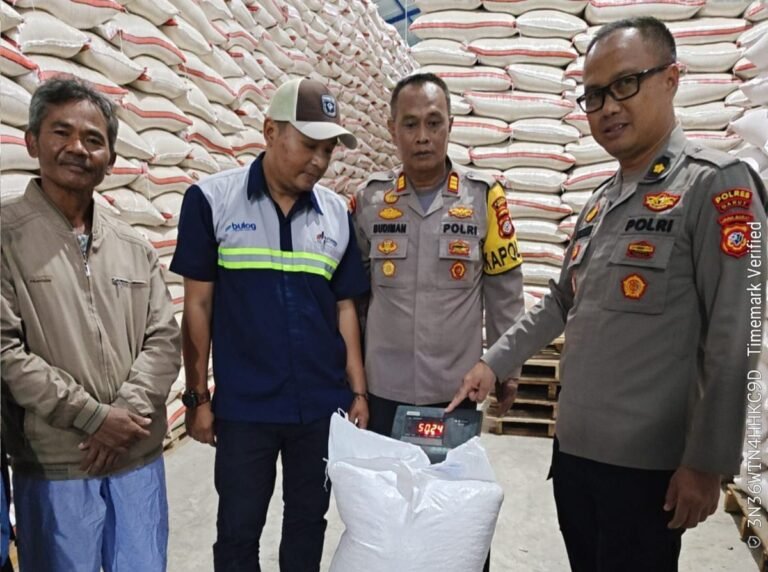 Polsek Sukawening Kawal Serapan Hasil Panen Jagung Petani, 10,5 Ton Masuk Gudang Bulog Garut