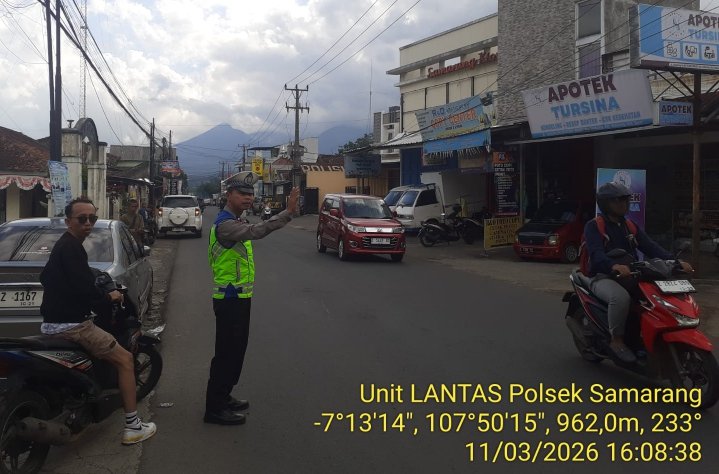 Beri Rasa Aman Kepada Pengguna Jalan, Polsek Samarang Lakukan Pengaturan Lalu Lintas Sore Hari