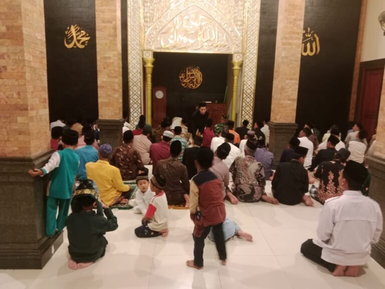 Polsek Lakbok Hadiri Tarawih Keliling di Desa Tambakreja, Dukung Kondusivitas Ibadah Ramadan
