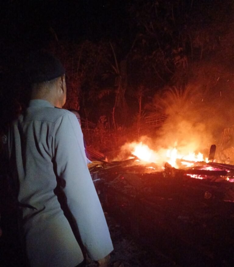 Polsek Cibalong Cek TKP Kebakaran Rumah Karyawan Perkebunan