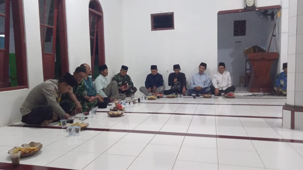 Polsek Lakbok Hadiri Tarawih Keliling di Desa Kalapasawit, Perkuat Sinergi dan Keamanan Ibadah Ramadan