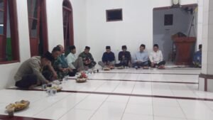 Polsek Lakbok Hadiri Tarawih Keliling di Desa Kalapasawit, Perkuat Sinergi dan Keamanan Ibadah Ramadan