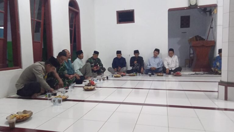 Polsek Lakbok Hadiri Tarawih Keliling di Desa Kalapasawit, Perkuat Sinergi dan Keamanan Ibadah Ramadan