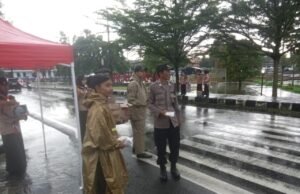 Polsek Kawali Bersama Siswa SMAN 1 Kawali Bagikan Takjil Gratis, Wujud Kepedulian Polri di Bulan Ramadan