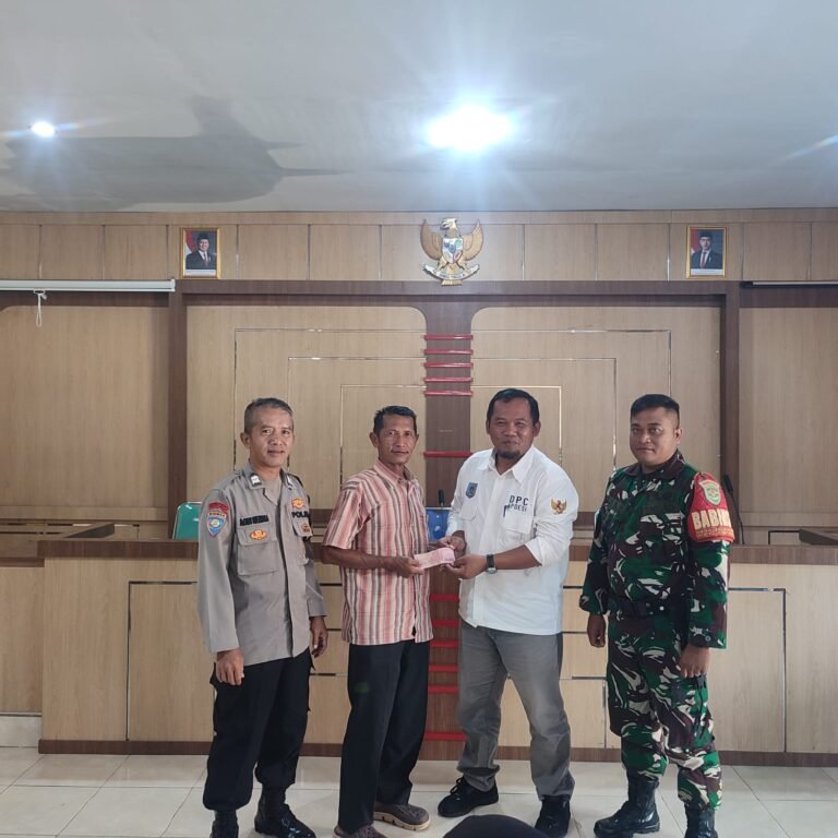 Polsek Cipaku Polres Ciamis Monitoring Distribusi Insentif RT/RW se-Desa Jalatrang Jelang Idul Fitri