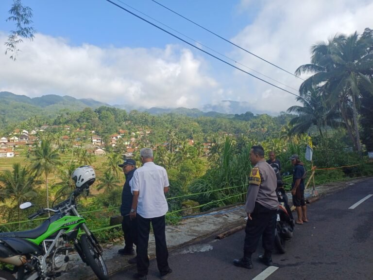 Intensitas Hujan Tinggi Buat Tanah di Bibir Jalan Tergerus, Warga Diminta Waspada Saat Melintas