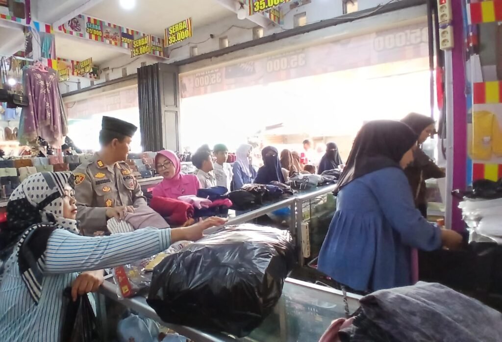 Sentuhan Ramadhan, Kapolsek Wanaraja Ajak Anak Yatim Piatu Belanja Pakaian Lebaran