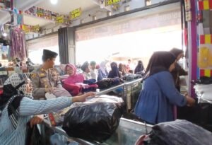 Sentuhan Ramadhan, Kapolsek Wanaraja Ajak Anak Yatim Piatu Belanja Pakaian Lebaran
