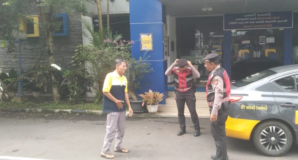 Satuan Samapta Polres Ciamis Patroli Dialogis ke Kantor Pajak Berikan Rasa Aman Pengunjung