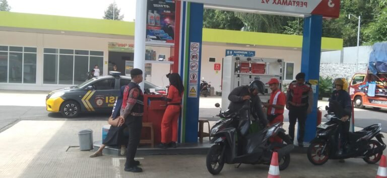 Humanis, Pasukan Patroli Roda 4 Polres Ciamis Datangi Obvit SPBU Benteng