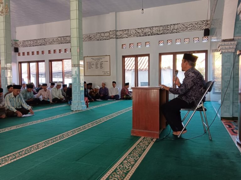 Polsek Rajadesa Silaturahmi Bareng Warga di Masjid Baitul Huda Desa Tigaherang