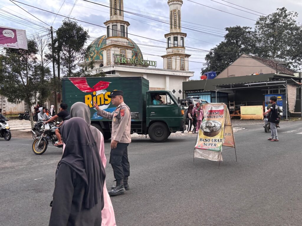 Polsek Panjalu Polres Ciamis Beri Pengamanan Bazar Ramadan Saat Waktu Ngabuburit
