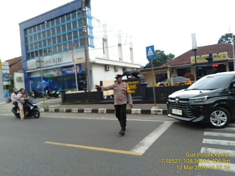 Berikan Rasa Nyaman, Polsek Kawali Polres Ciamis Patroli Jalan Kaki Saat Ngabuburit di Pusat Keramaian
