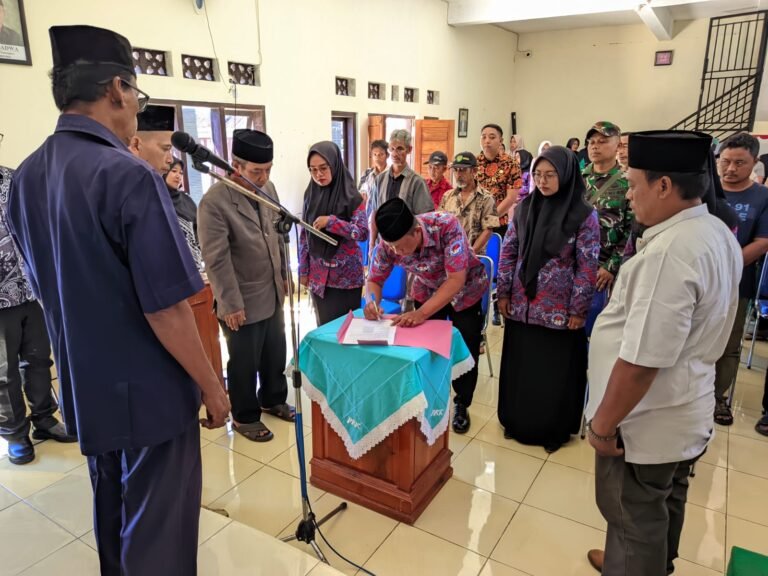 Sinergitas Polri dan Pemerintah, Polsek Cisaga Hadiri Pelantikan Perangkat Desa Tanjungjaya