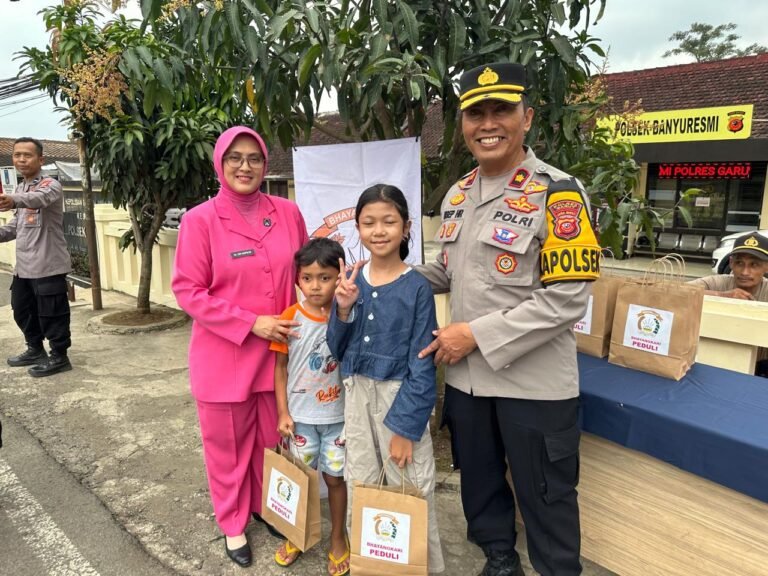 Tebar Kebaikan di Bulan Ramadhan, Polsek Banyuresmi dan Bhayangkari Bagikan Takjil untuk Masyarakat