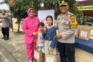 Tebar Kebaikan di Bulan Ramadhan, Polsek Banyuresmi dan Bhayangkari Bagikan Takjil untuk Masyarakat