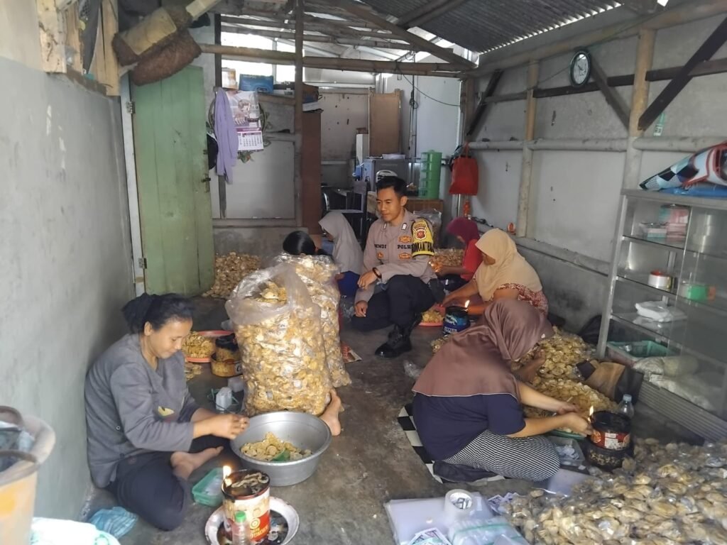 Perkuat Sinergitas, Polsek Cikoneng Datangi Warga Cikanyere Gegempalan Beri Imbauan Kamtibmas