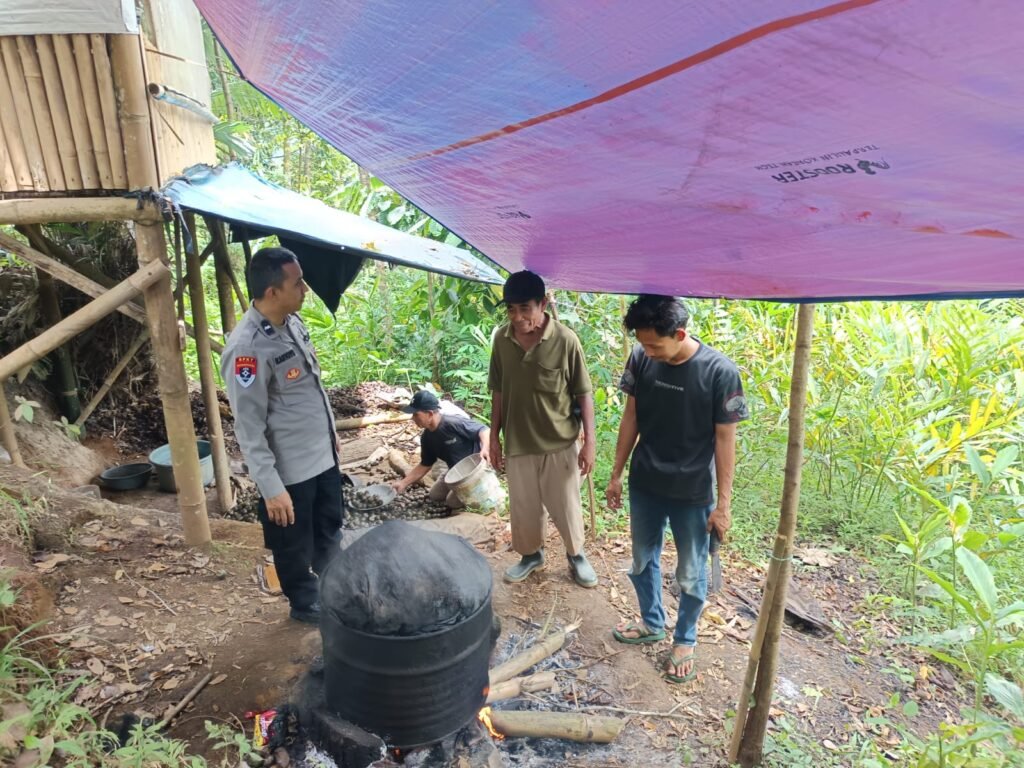 Perkuat Sinergitas, Polsek Cihaurbeuti Polres Ciamis Koorkom ke Toga Desa Sukamaju