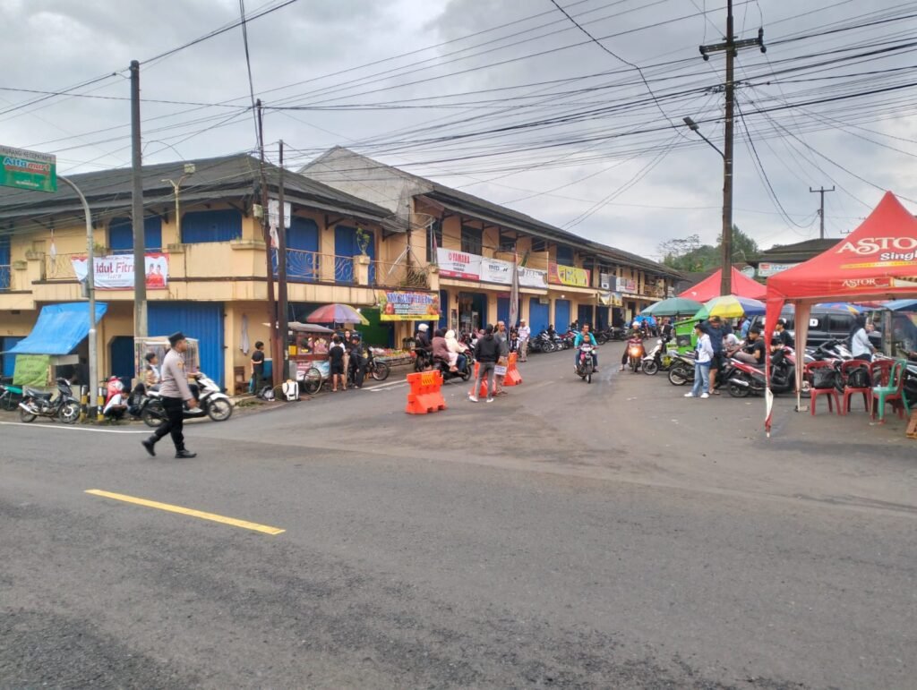 Cipkon, Polsek Panawangan Polres Ciamis Siaga Saat Waktu Ngabuburit di Pasar Panawangan