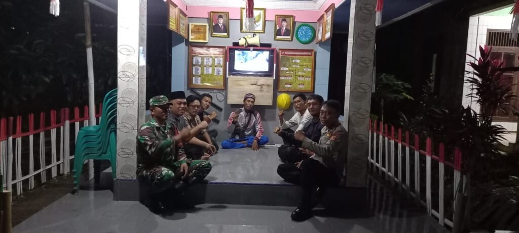 Cipkon Kamtibmas, Polsek Lakbok Polres Ciamis Datangi Warga Saat Beraktifitas di Malam Hari