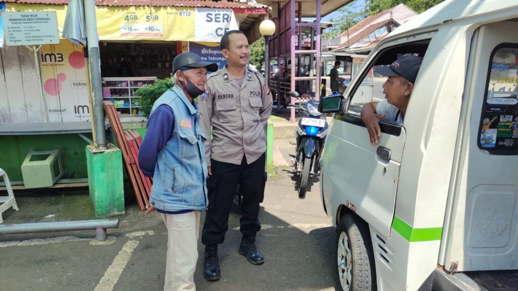 Perkuat Sinergitas, Polsek Cimaragas Patroli Dialogis Datangi Supir Angkot di Cimaragas