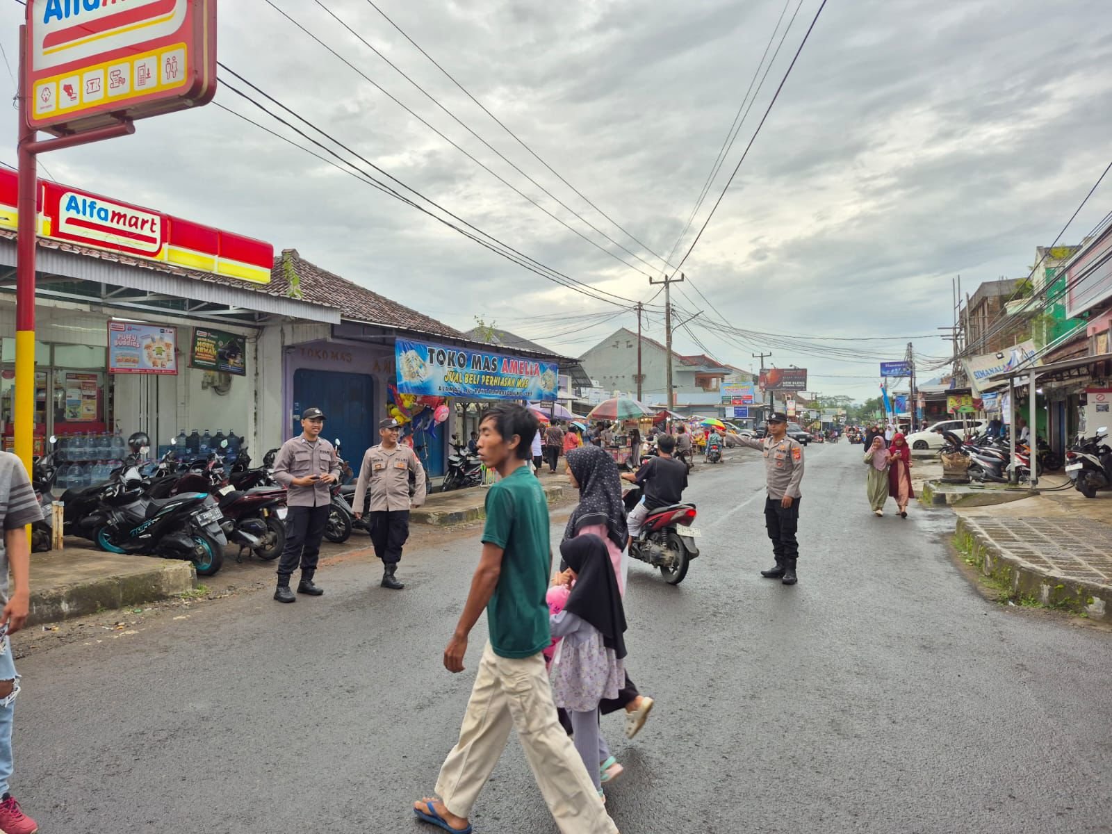 Polsek Pamarican Polres Ciamis Patroli Dialogis Beri Keamanan Warga Saat Ngabuburit