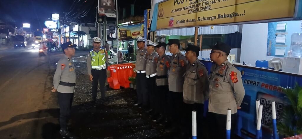 Pelayanan Prima, Personel Pam Ops Ketupat Lodaya 2026 Apel Malam di Pos PAM Cisaga