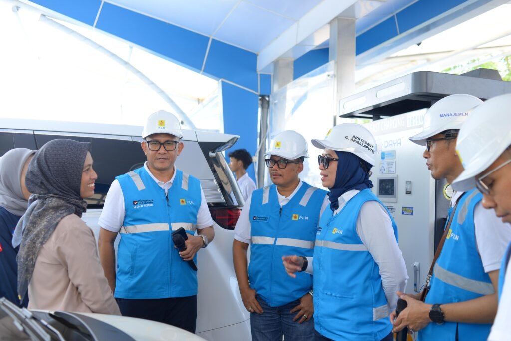 Direktur Distribusi PLN Tinjau SPKLU di Jalur Mudik Tol Trans Jawa, Pastikan Pemudik Kendaraan Listrik Aman Hingga Tujuan