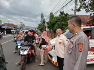Polsek Banjarsari Bersama Pemuda Muhammadiyah Bagikan Takjil, Wujud Kepedulian dan Kedekatan dengan Masyarakat