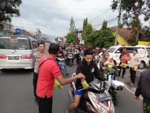 Polsek Cikoneng Optimalkan Pelayanan dan Pembagian Takjil di Pos Pam Sindangkasih, Wujud Kepedulian Polri kepada Masyarakat