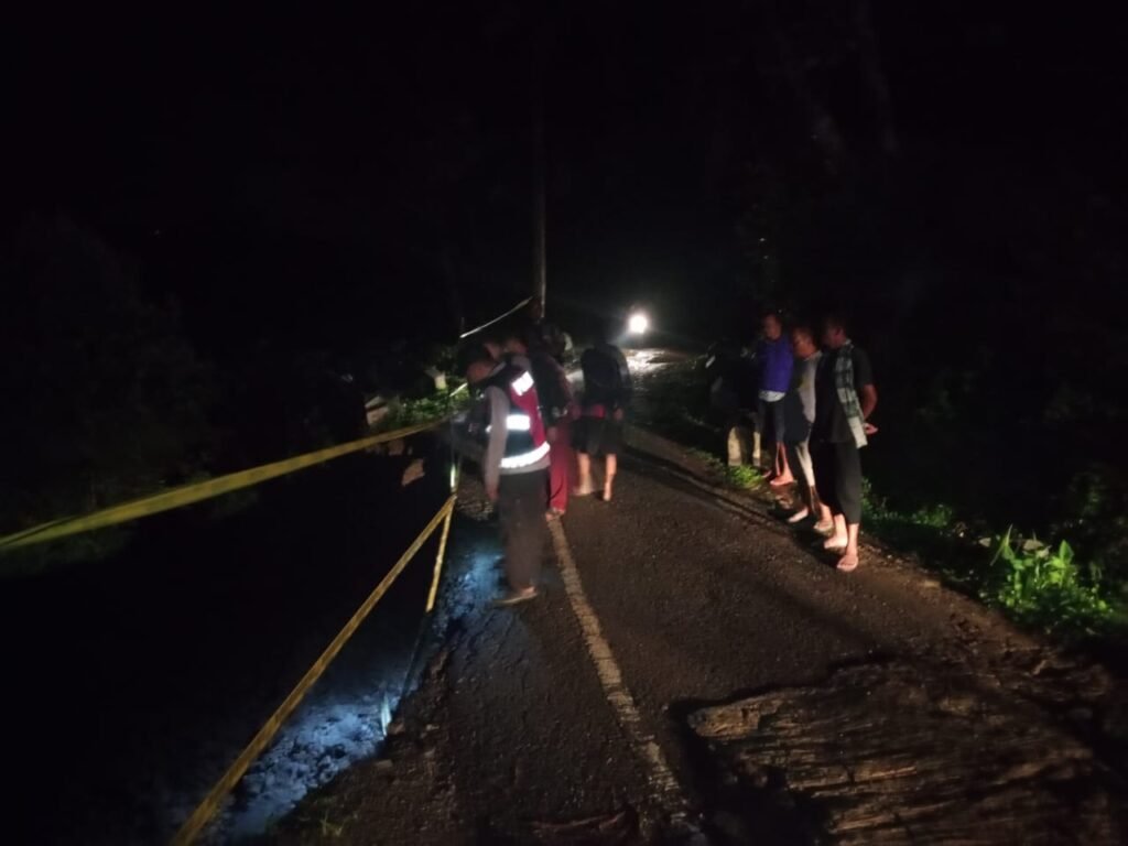 Polsek Panjalu Sigap Tangani Tanah Amblas di Sukamantri, Pastikan Keselamatan Pengguna Jalan
