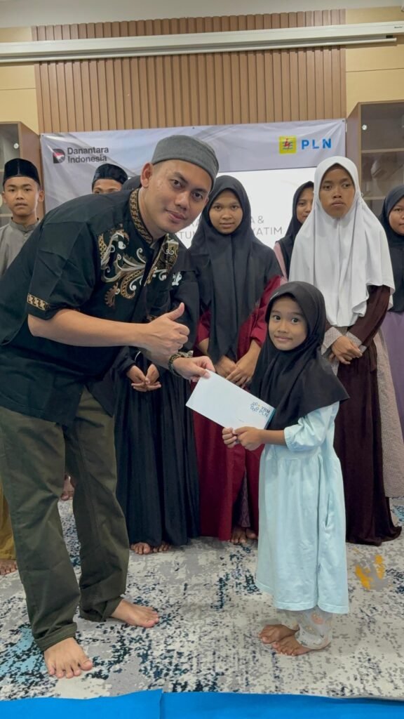 PLN Pangandaran Santuni Anak Yatim, Guru Ngaji, dan Bagikan Sembako Untuk Warga Kurang Mampu