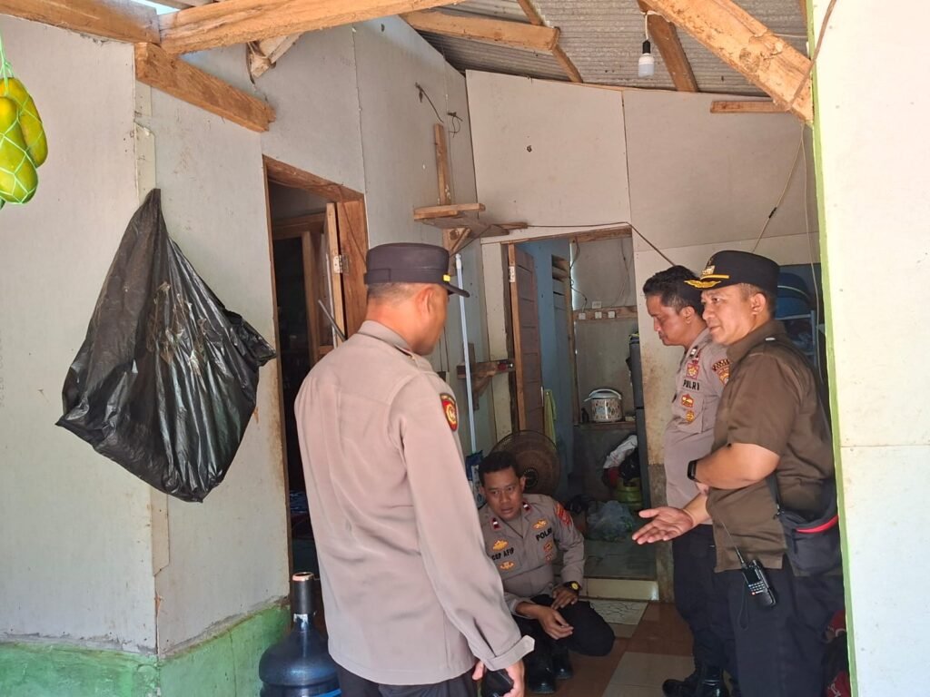 Polsek Cibalong Razia Sejumlah Minuman Keras di Dua Lokasi
