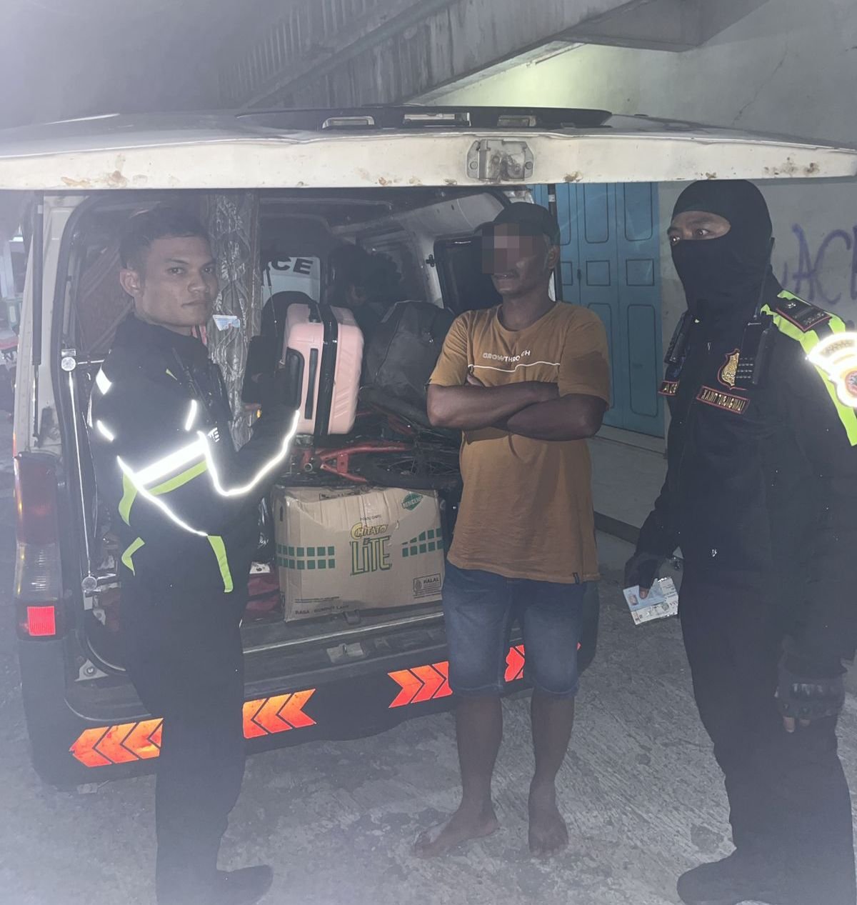 Tim Urai Kemacetan Sat Lantas Polres Garut Tindak Tegas Ambulans Bodong Angkut Pemudik di Malangbong