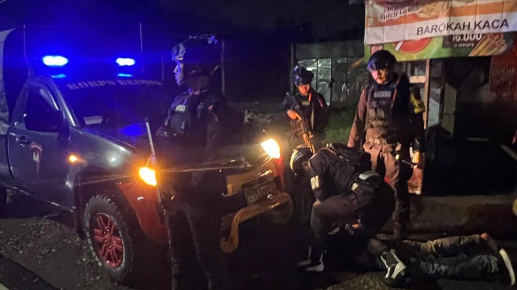 Polres Garut Bersama Satgas PRC Brimob Amankan Pelaku Pemalakan Angkot Di Jalan Raya Leles