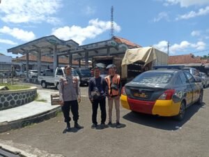 Petugas Pospam Kawali Polres Ciamis Patroli Pusat Keramaian Warga di Wilkum Polsek Kawali