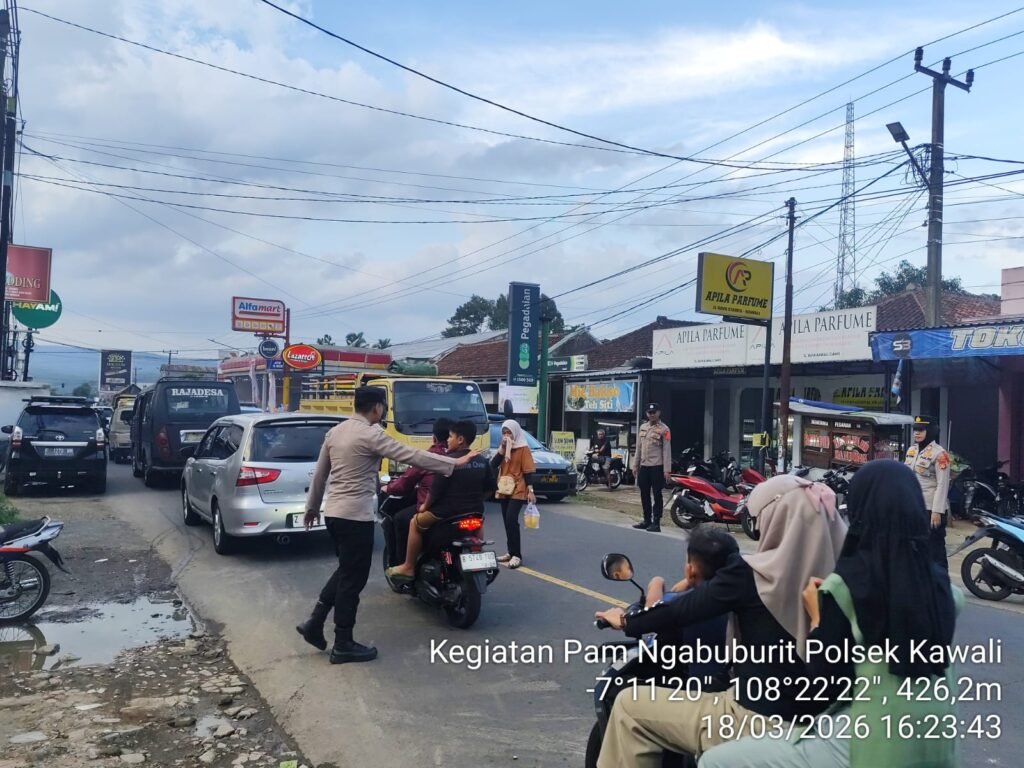 Personel Polri Bersiaga Beri Pengamanan Saat Waktu Ngabuburit di Wilkum Polsek Kawali