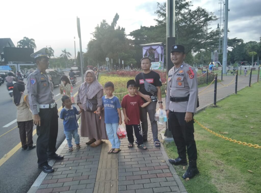 Personel Pos Pam Terpadu Bersiaga Beri Pengamanan Saat Waktu Ngabuburit di Alun Alun Ciamis