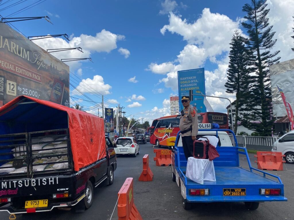 Kapolsek Cikoneng Laksanakan Pengaturan Lalu Lintas di Pos Pam Sindangkasih, Wujud Nyata Pelayanan Kepolisian bagi Pemudik