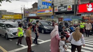 Satgas Preventif Polres Ciamis Hadir Melayani Masyarakat Ciamis Saat Waktu Ngabuburit
