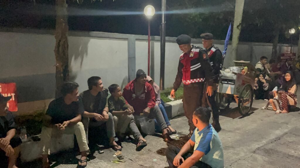Bersama Brimob Polda Jabar, Satgas Preventif Polres Ciamis Pantau Pemudik di Rest Area Imbanagara