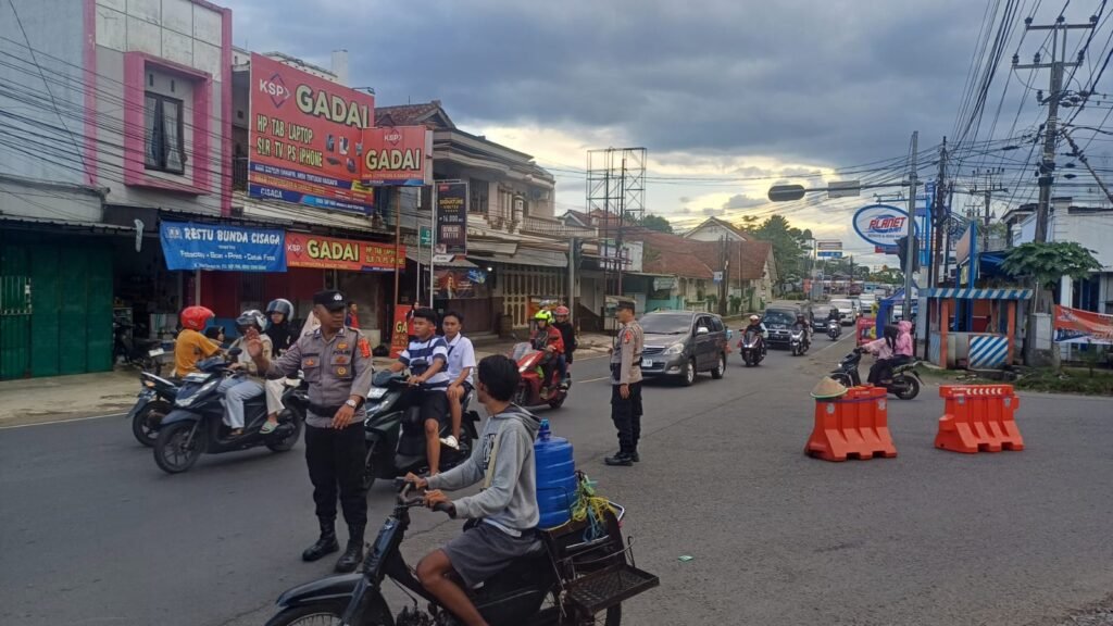 Pos Pam Cisaga Polres Ciamis Turun ke Jalan Lakukan Pengaturan Lalin di Simpang Horas