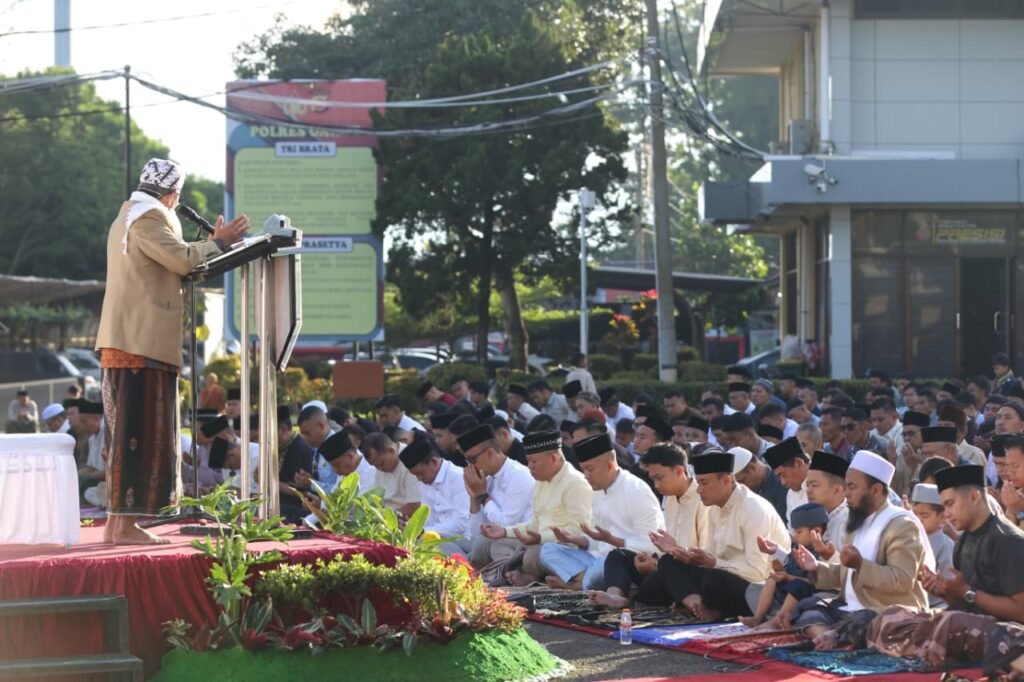 Polres Garut Gelar Sholat Idul Fitri di Lapangan Mapolres, Pererat Kebersamaan dengan Warga