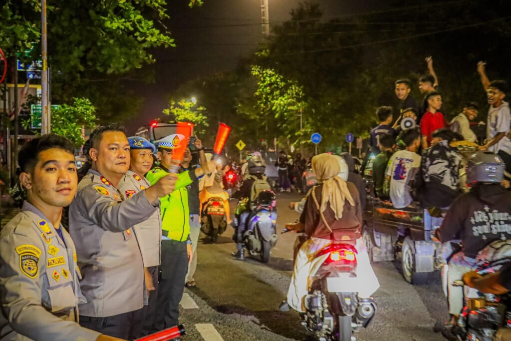 Kapolres Ciamis Turun langsung melakukan pengamanan malam Takbir di wilayah Kabupaten Ciamis guna memastikan warga dan pemudik yang melintas merasa aman dan nyaman.